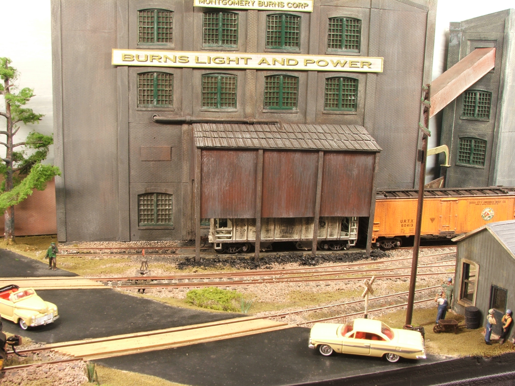 A covered hopper is placed in the Burns Light & Power siding to collect ash from the power station. A few of the industries on my layouts have a connection to my love of Film & TV, in this instance, from The Simpsons.