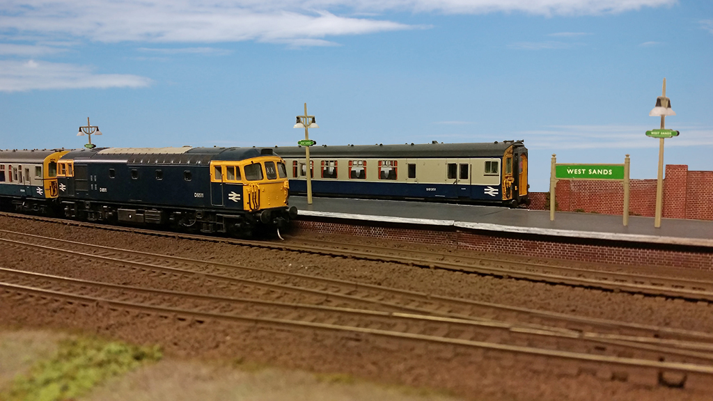 A view across the station, with Class 33 D6511 & 4 TC #404 in Platform 1 and 4 Cep 7756 in Platform 2.