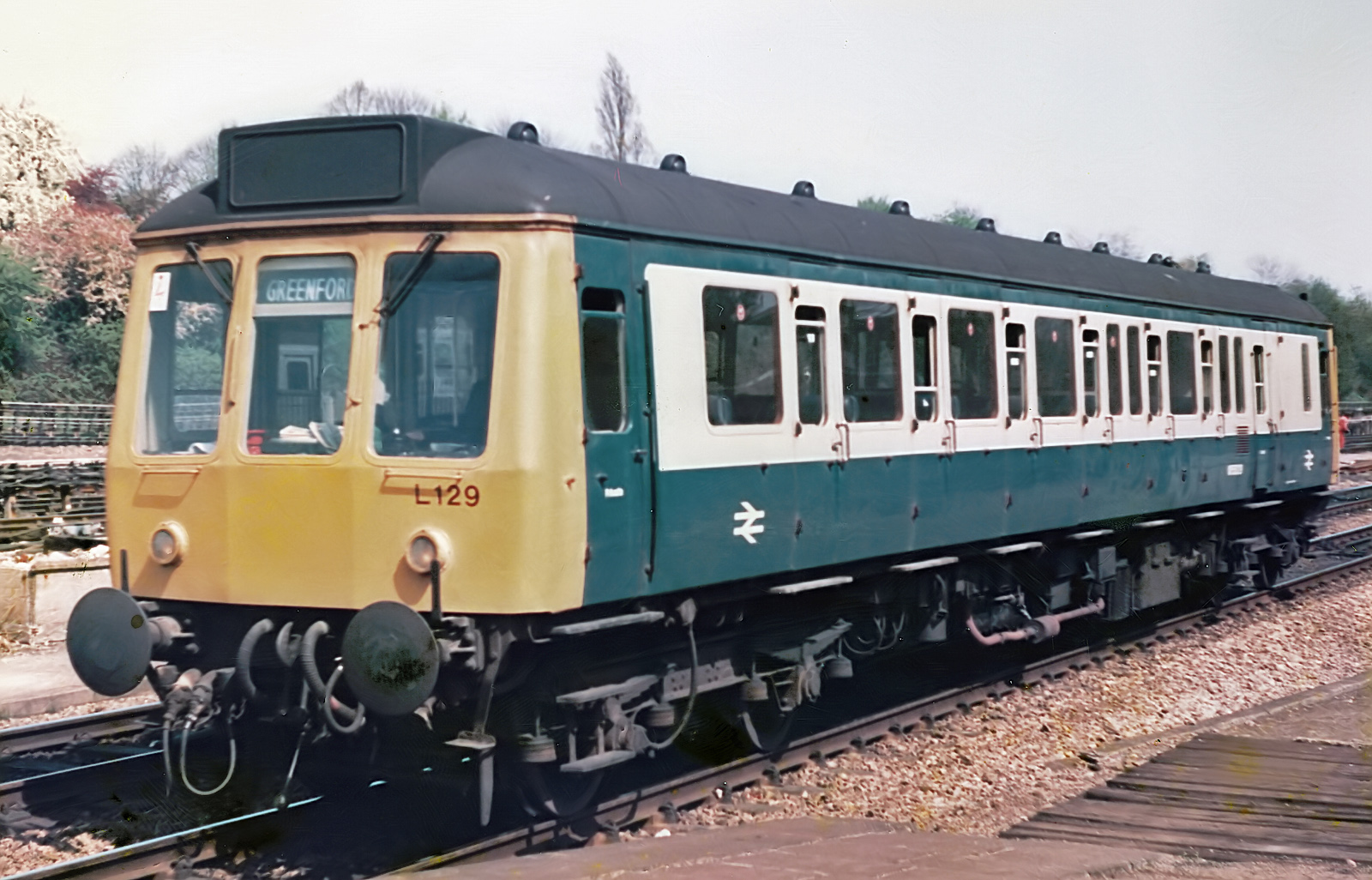 Class 121 55029 / L129 arrives at Ealing Broadway with a service to Greenford from London Paddington.